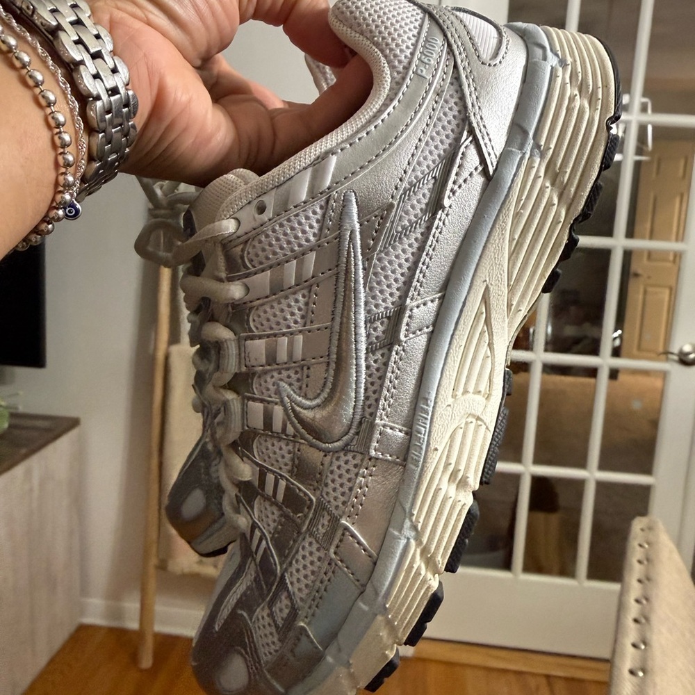 Nike Women’s Silver/White Mesh Running Sneakers - Picture 5 of 8